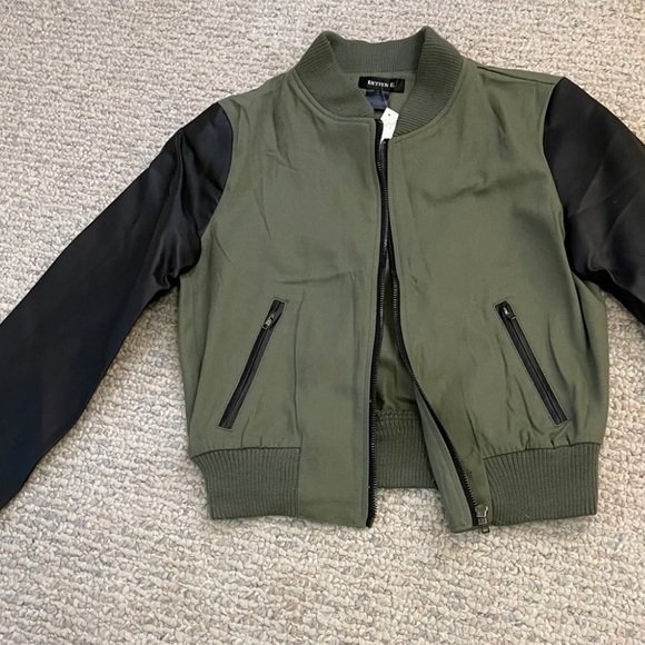 ✨Bomber Jacket✨ - Picture 2 of 4